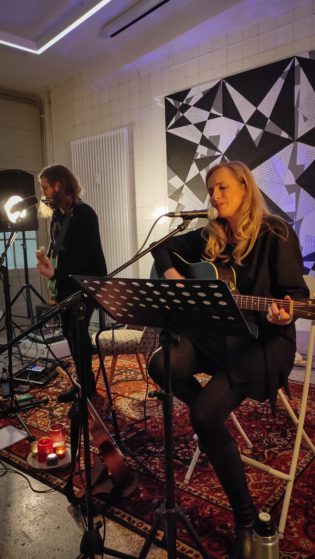 SuSUN und Steven auftritt in Galerie Forum K